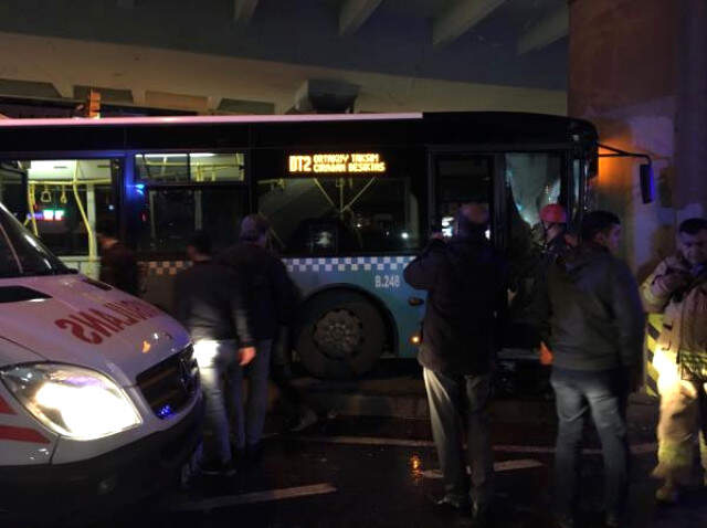 İstanbul'da Halk Otobüsü Köprünün Ayağına Çarptı: Çok Sayıda Yaralı Var