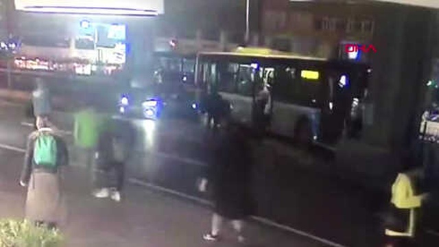 Halk Otobüsünün Köprünün Ayağına Çarptığı An Güvenlik Kamerasına Yansıdı