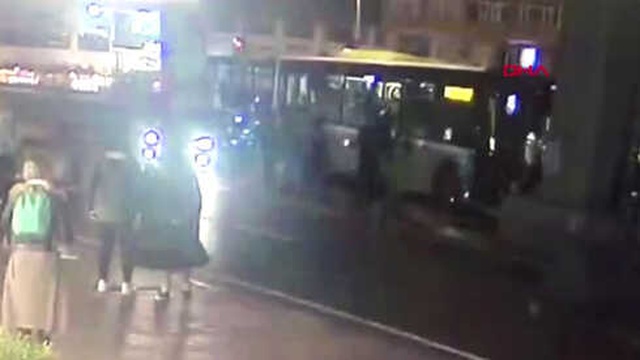 Halk Otobüsünün Köprünün Ayağına Çarptığı An Güvenlik Kamerasına Yansıdı