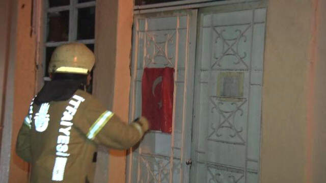 <a class='keyword-sd' href='/istanbul/' title='İstanbul'>İstanbul</a> Yangında Zarar Görmesin Diye İtfaiye Eri Türk Bayrağını Cebine Koydu Yangında Zarar Görmesin Diye Türk Bayrağını Cebine Koyan <a class='keyword-sd' href='/itfaiye/' title='İtfaiye'>İtfaiye</a> Eri Duygulandırdı