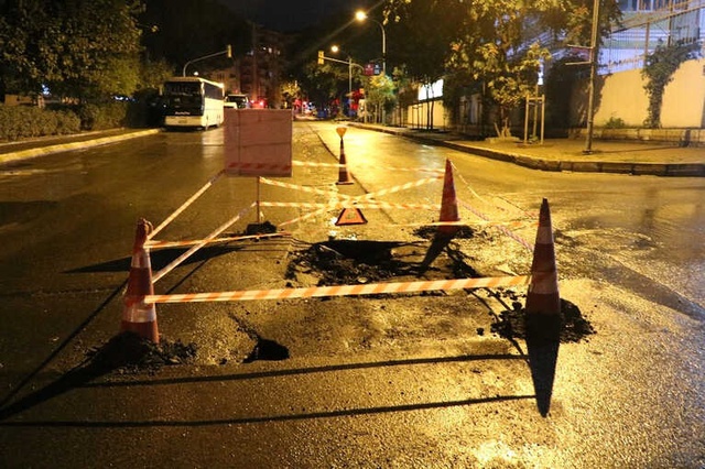 Kadıköy'de Yol Çöktü! Sürücüler Zor Anlar Yaşadı