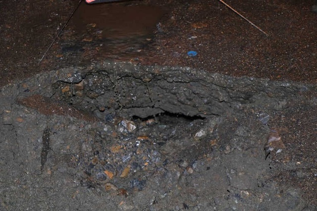 Kadıköy'de Yol Çöktü! Sürücüler Zor Anlar Yaşadı