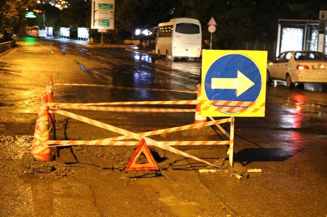 Kadıköy'de Yol Çöktü! Sürücüler Zor Anlar Yaşadı