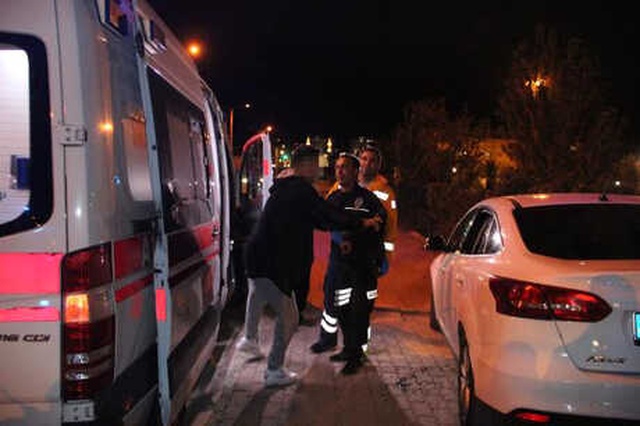 Kaza Yaptıktan Sonra Aracında Uyuya Kalan Sürücü, Otomobilin Camı Kırıldıktan Sonra Uyandırıldı