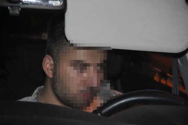 Kaza Yaptıktan Sonra Aracında Uyuya Kalan Sürücü, Otomobilin Camı Kırıldıktan Sonra Uyandırıldı