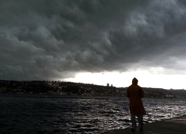 Meteoroloji'nin Tropical Medicane Kasırga Uyarısı, İzmir ve <a class='keyword-sd' href='/mugla/' title='Muğla'>Muğla</a>'yı Alarma Geçirdi
