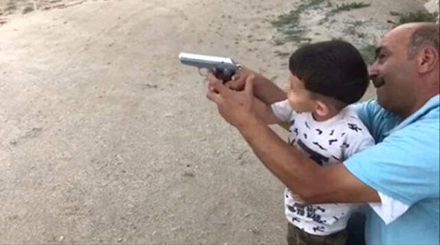 4 Yaşındaki Oğluna Atış Talimi Yaptıran Babaya Tepki Yağıyor 4 Yaşındaki Oğluna Atış Talimi Yaptıran Babaya Tepki Yağıyor
