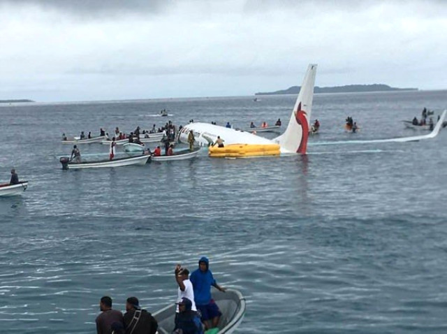 Avustralya'da Pisti Iskalayan Yolcu Uçağı Denize İndi