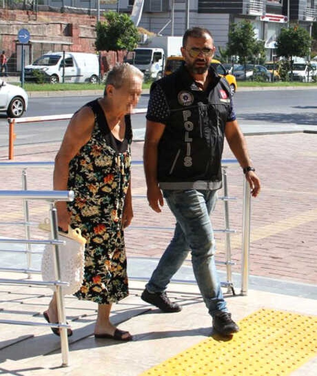Biri 66 Yaşında, 2 Kadın Uyuşturucuyla Yakalandı