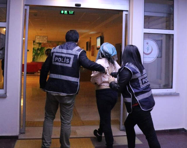 Bolu'da Fuhuş Operasyonu: 1 Yabancı Uyruklu 5 Kişi Gözaltına Alındı Bolu'da Fuhuş Operasyonu: 1 Yabancı Uyruklu 5 Kişi Gözaltına Alındı