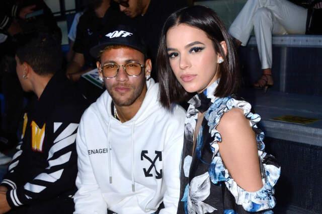 Futbolcu Neymar'ın Sevgilisi Bruna Marquezine, Derin Yırtmaçlı Elbisesiyle Katıldığı Defileye Damga Vurdu