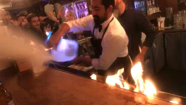 Nusret Gökçe'nin Restoranında Yanan Kadın, Çalışanların Kendileriyle İlgilenmediğini Söyledi Nusret Gökçe'nin Restoranında Yanan Kadın, Masa Beklerken Alevler İçinde Kaldıklarını Söyledi