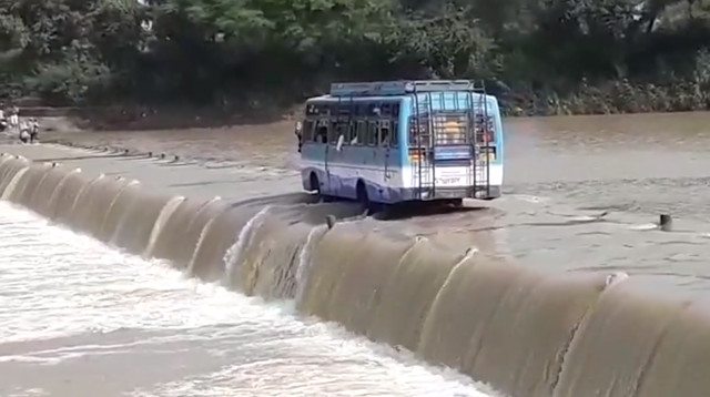 Otobüs Şoförünün Sular Altında Kalan Köprüden Geçtiği Tehlikeli Yolculuk Kamerada