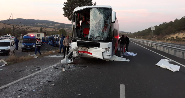 Uşak'ta Feci Kaza! Otobüs İle Kamyonet Çarpıştı: 1 Ölü, 25 Yaralı