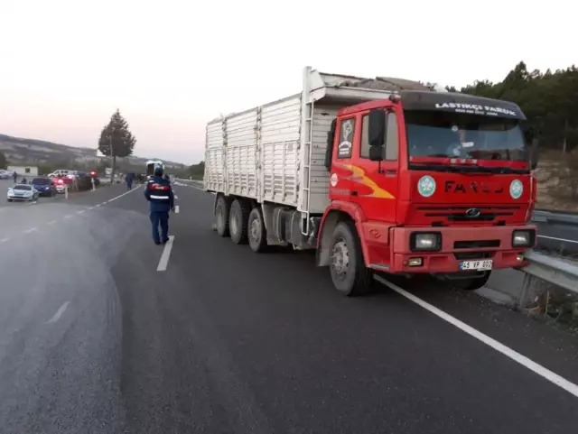 Uşak'ta Feci Kaza! Otobüs İle Kamyonet Çarpıştı: 1 Ölü, 25 Yaralı