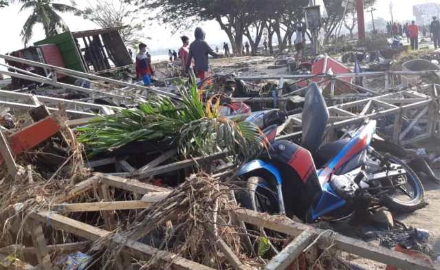 Endonezya'da Deprem ve Tsunami: En Az 384 Kişi Hayatını Kaybetti