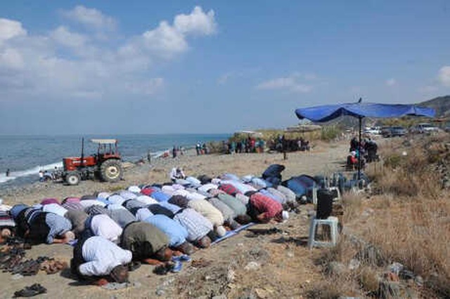 Plajda Namaza Duran Köylüler, Yağmur Yağması İçin Dua Etti