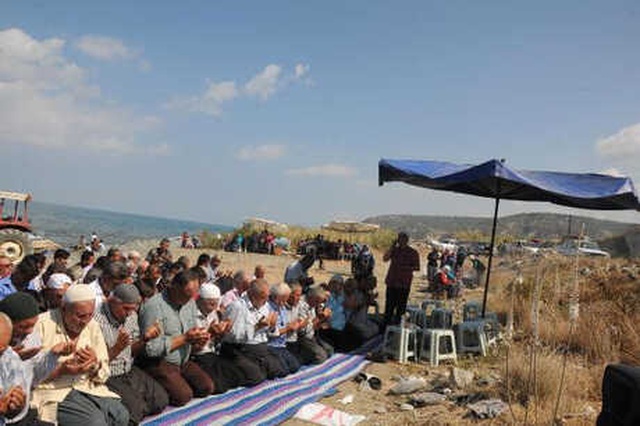 Plajda Namaza Duran Köylüler, Yağmur Yağması İçin Dua Etti