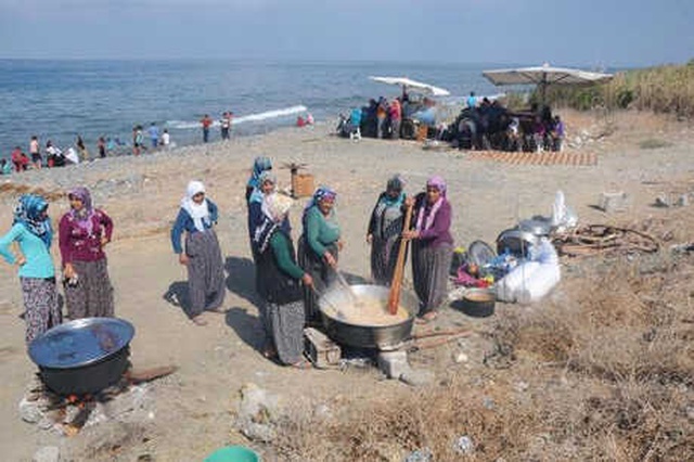 Plajda Namaza Duran Köylüler, Yağmur Yağması İçin Dua Etti