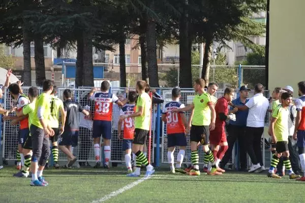 Amatör Maçın Son Dakikalarında Saha Karıştı