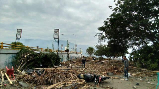 Endonezya'daki Deprem ve Tsunami'de Hayatını Kaybedenlerin Sayısı 832'ye Yükseldi