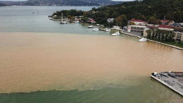 İstanbul'da Etkili Olan Yağmurla Beraber Boğaz'ın Rengi Değişti