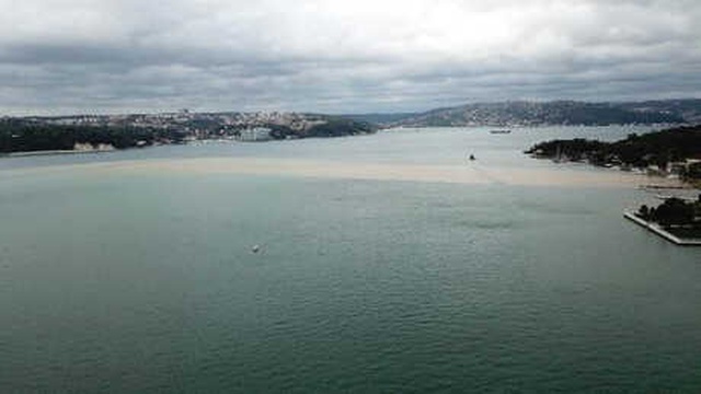 İstanbul'da Etkili Olan Yağmurla Beraber Boğaz'ın Rengi Değişti