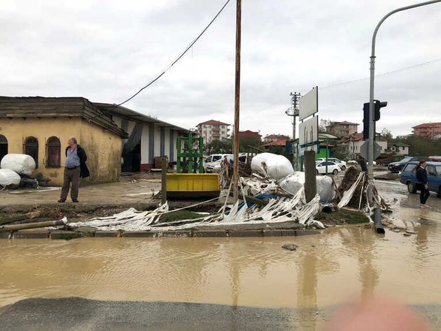 Sakarya'nın Kaynarca İlçesi Sular Altında Kaldı