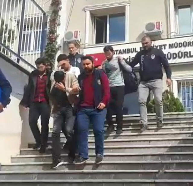 İstanbul'da Kafede Başlayan Oturma Kavgası Kamerada: 1 Ölü, 1 Yaralı İstanbul'da Kafede Başlayan Oturma Kavgası Kamerada: 1 Ölü, 1 Yaralı