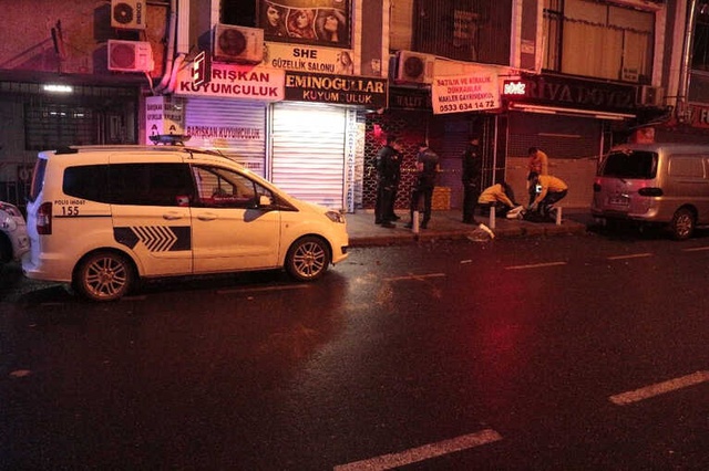 İstanbul'da Binanın Çatısından Düşen Genç, Önce Otomobile Sonra da Kaldırıma Çarparak Öldü