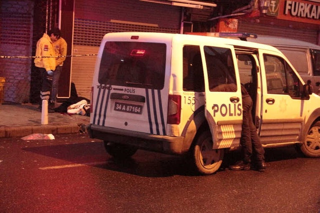 İstanbul'da Binanın Çatısından Düşen Genç, Önce Otomobile Sonra da Kaldırıma Çarparak Öldü