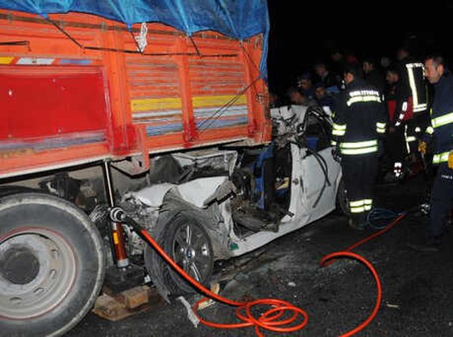Eskişehir'de Kamyonun Altına Giren Araçta Bulunan 3 Arkadaş Sıkışarak Öldü