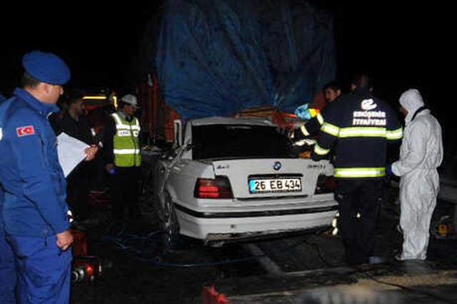 Eskişehir'de Kamyonun Altına Giren Araçta Bulunan 3 Arkadaş Sıkışarak Öldü