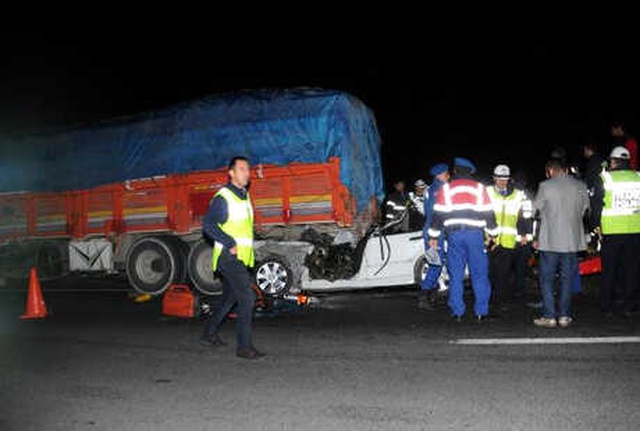 Eskişehir'de Kamyonun Altına Giren Araçta Bulunan 3 Arkadaş Sıkışarak Öldü