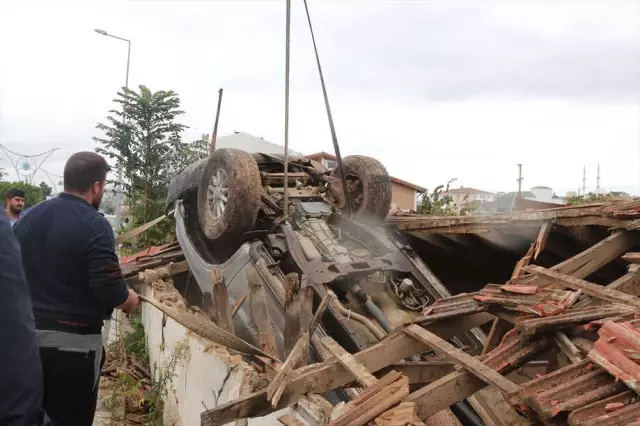 Elektrik Trafosuna Çarpan Kamyonet Evin Çatısına Düştü: 1 Yaralı