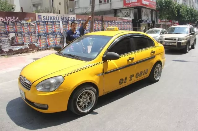 Yol Ortasına Park Eden Alkollü Taksiciyi Polis Bile Ayıltamadı