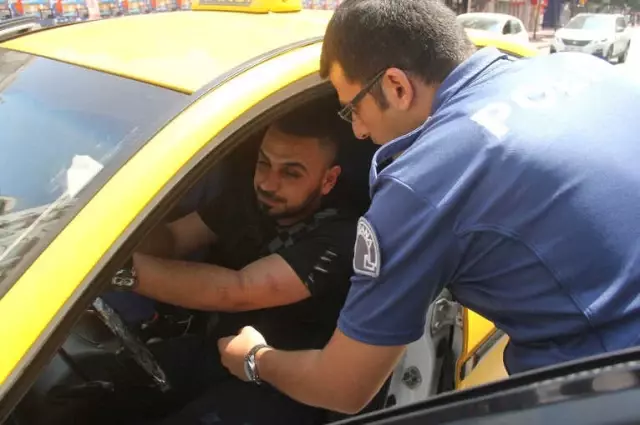 Yol Ortasına Park Eden Alkollü Taksiciyi Polis Bile Ayıltamadı