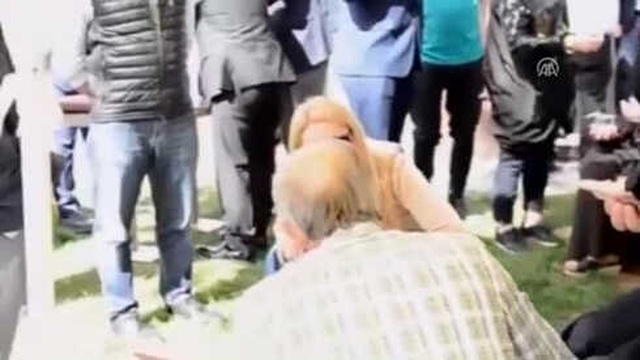 Tarım ve Orman Bakanı Bekir Pakdemirli'nin Eşi, Fenalaşıp Yere Düşen Vatandaşa İlk Yardım Uyguladı