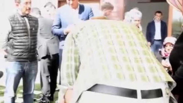 Tarım ve Orman Bakanı Bekir Pakdemirli'nin Eşi, Fenalaşıp Yere Düşen Vatandaşa İlk Yardım Uyguladı