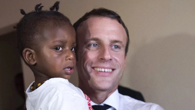 Macron'un Yer Aldığı Fotoğraf Karesindeki Orta Parmak Hareketi Tartışma Yarattı