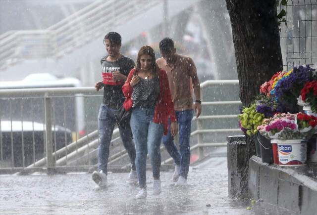 Meteoroloji Uyardı: Batıda Sıcaklıklar Azalacak, Sağanak Yağış Etkisini Sürdürecek