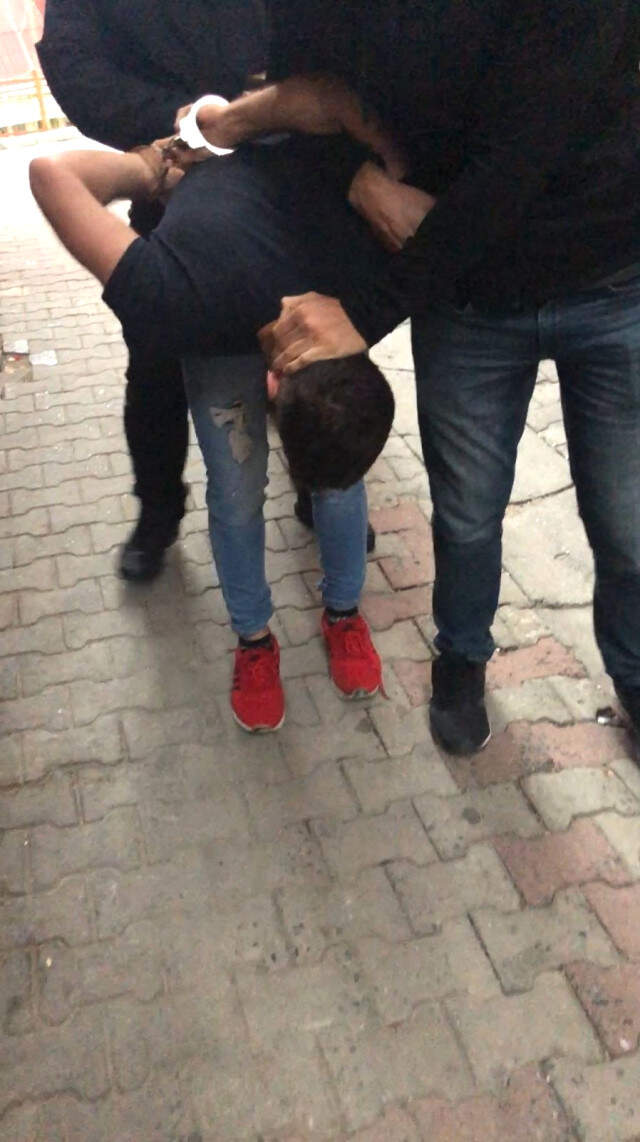 Polisten Uyuşturucu Tacirine: 'Uyuşturucu İçenin Başı Dik Olmaz' Polisten, Kafasını Kaldırmak İsteyen Zehir Tacirine Tokat Gibi Sözler: Uyuşturucu İçenin Başı Dik Olmaz