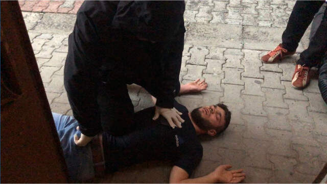 Polisten Uyuşturucu Tacirine: 'Uyuşturucu İçenin Başı Dik Olmaz' Polisten, Kafasını Kaldırmak İsteyen Zehir Tacirine Tokat Gibi Sözler: Uyuşturucu İçenin Başı Dik Olmaz