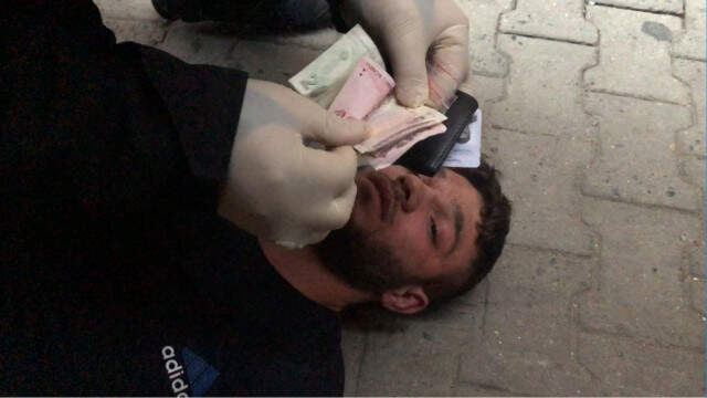 Polisten Uyuşturucu Tacirine: 'Uyuşturucu İçenin Başı Dik Olmaz' Polisten, Kafasını Kaldırmak İsteyen Zehir Tacirine Tokat Gibi Sözler: Uyuşturucu İçenin Başı Dik Olmaz