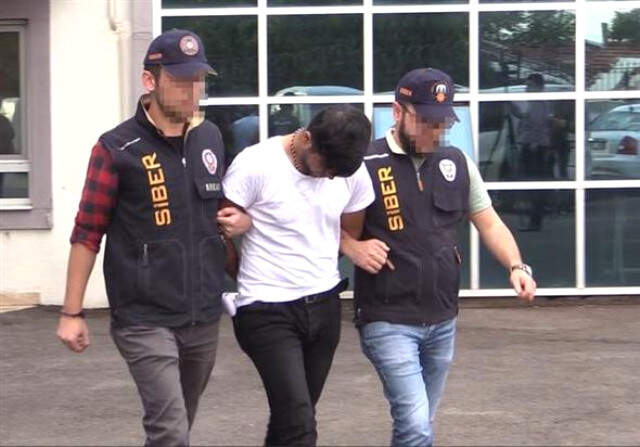 ATM'lere İğne Büyüklüğünde Kamera Yerleştirip Şifreleri Kopyalayan Çete Çökertildi ATM'lere İğne Büyüklüğünde Kamera Yerleştirip Şifreleri Kopyalayan Çete Çökertildi