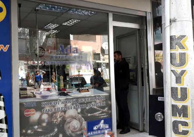 İzmir'de Hırsızlar, Apartman Duvarını Delip Kuyumcudan 1 Kilo Altın Çaldı