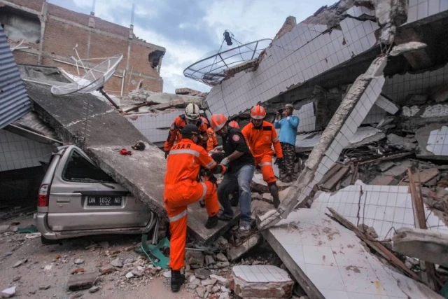 Endonezya'da Deprem ve Tsunami: Çamura Gömülen Kilisede 34 Öğrencinin Cesedi Bulundu