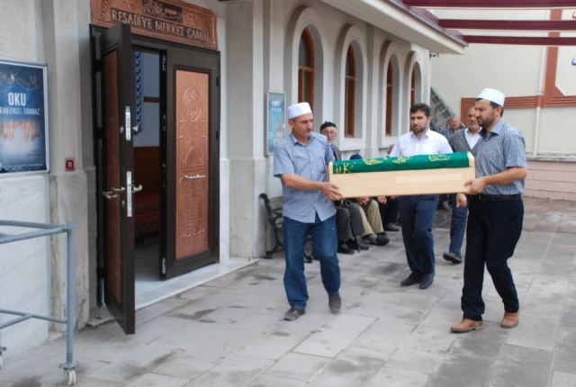 3 Yıldır Kayıp Olan Minik Bayram'ın Kemik Parçaları Cenaze Töreni İçin Camiye Getirildi
