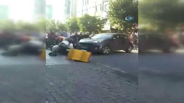 Öfkeli Sürücü Önce Tartıştığı Kadını Darp Etti Sonra Aracını Vatandaşların Üzerine Sürdü