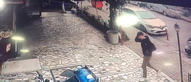 Önce Motosikleti Çaldılar, Sonra Yandaki Marketten Alışveriş Yaptılar